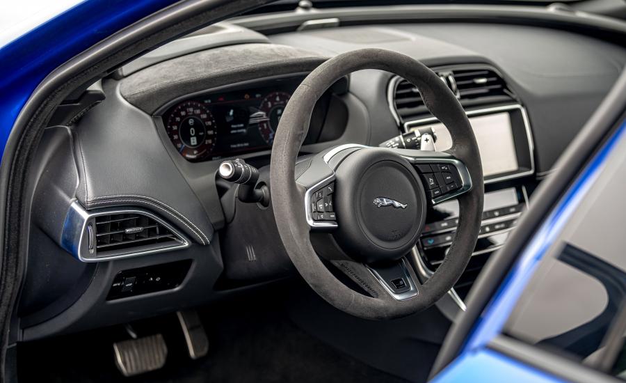 Интерьер Jaguar XE SV Project 8 2017 года  (NA) (фото 23 из 32)
